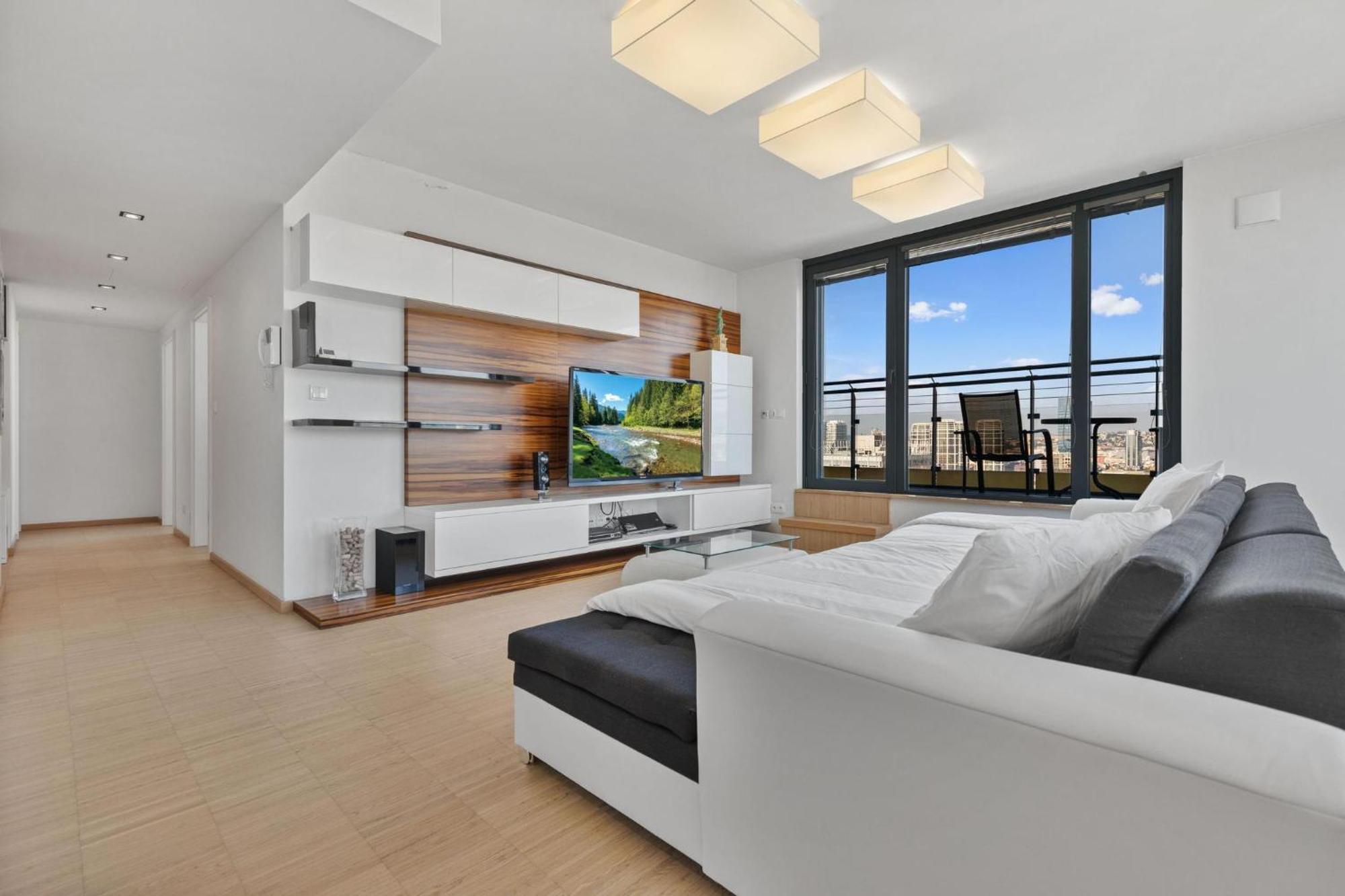 Sky Apartman In Bratislava - With 2 Parking Places Buitenkant foto