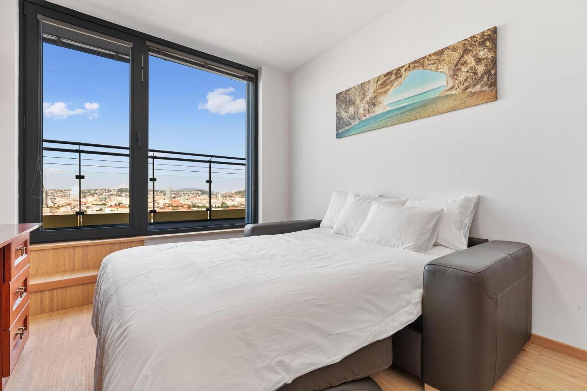Sky Apartman In Bratislava - With 2 Parking Places Buitenkant foto