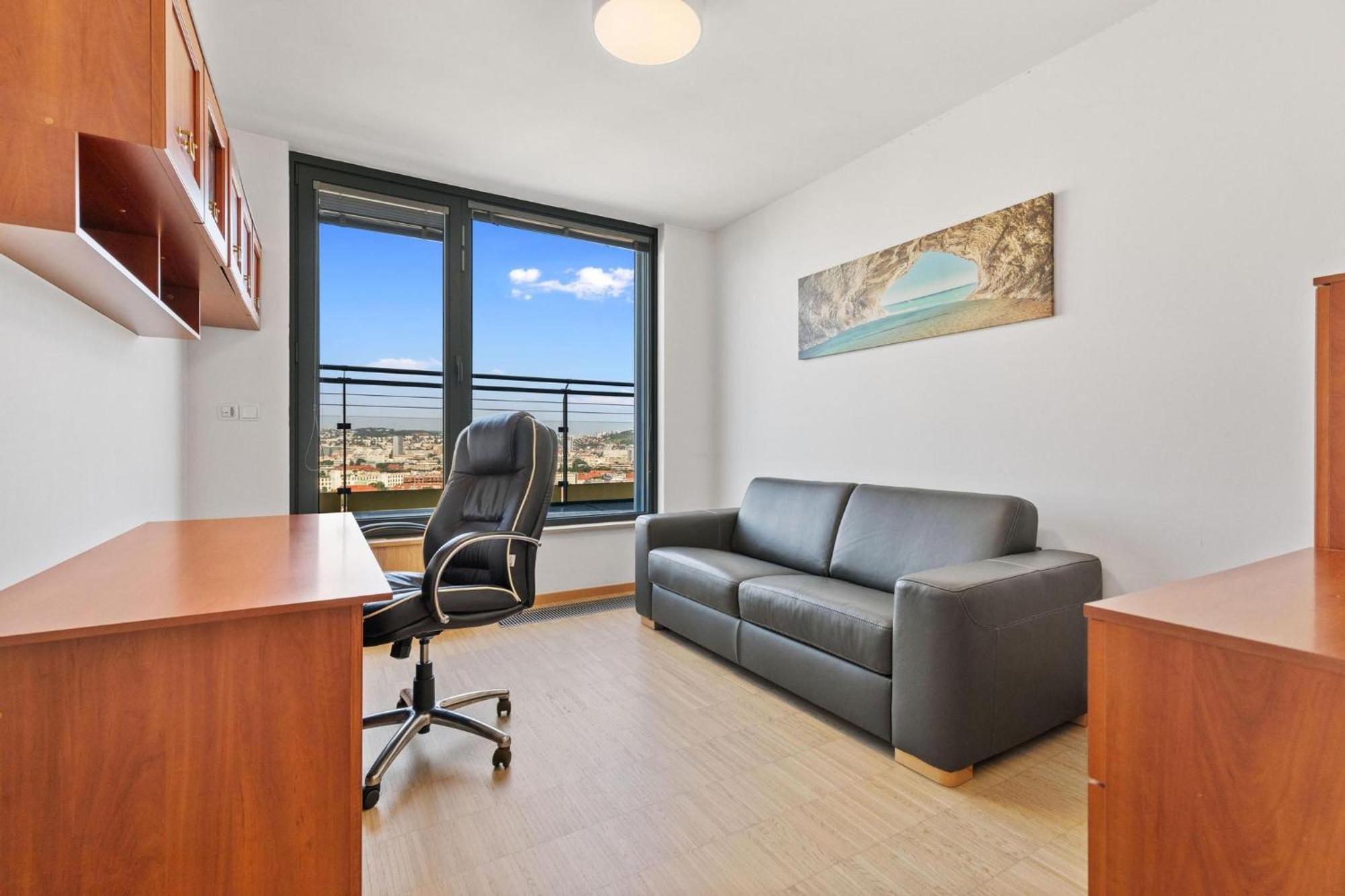 Sky Apartman In Bratislava - With 2 Parking Places Buitenkant foto