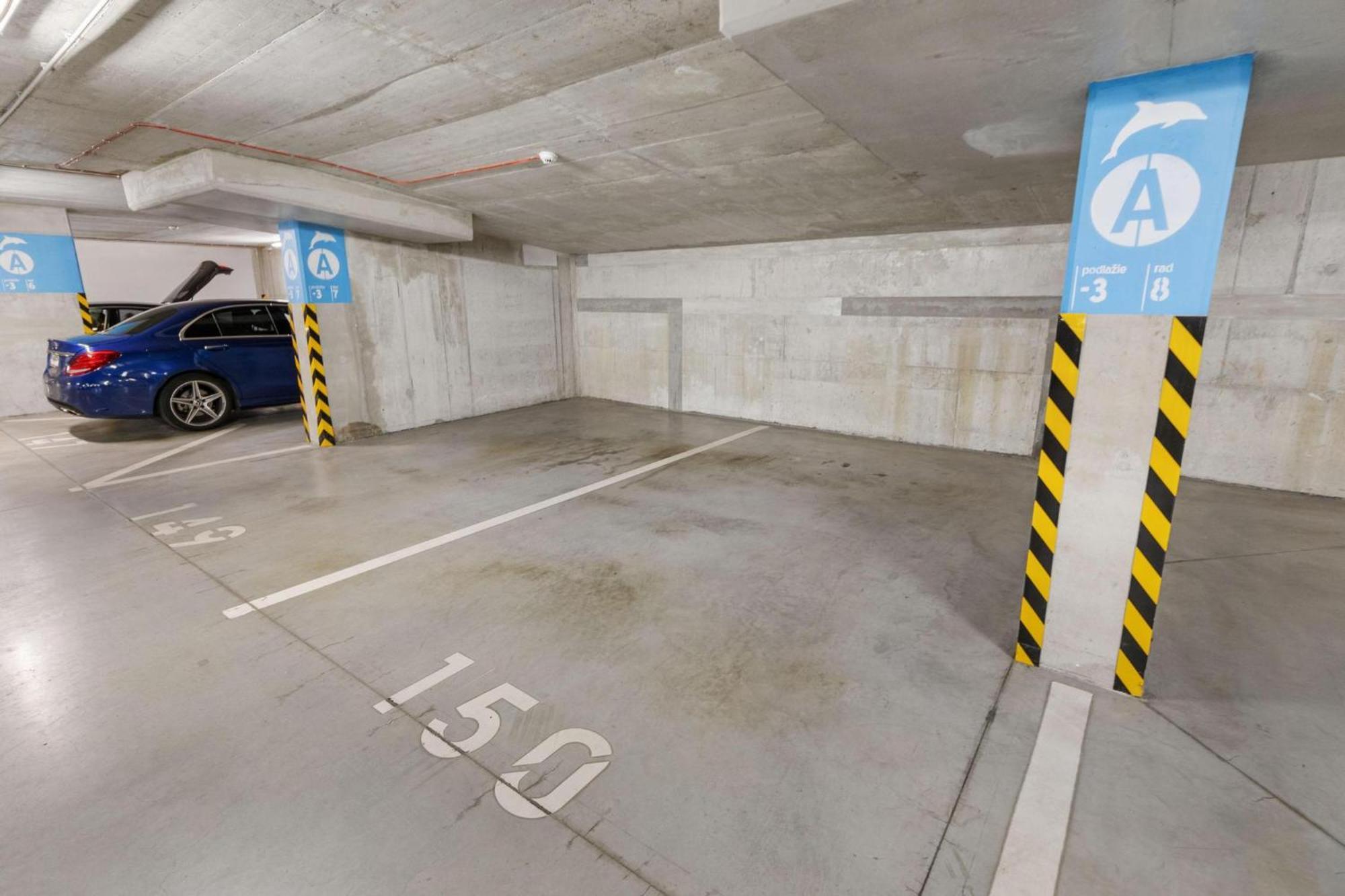 Sky Apartman In Bratislava - With 2 Parking Places Buitenkant foto
